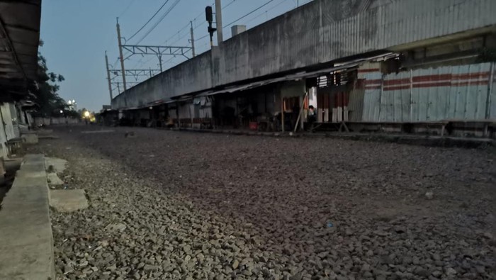 Kondisi lokalisasi gunung antang dekat Stasiun Matraman, yang segera digusur