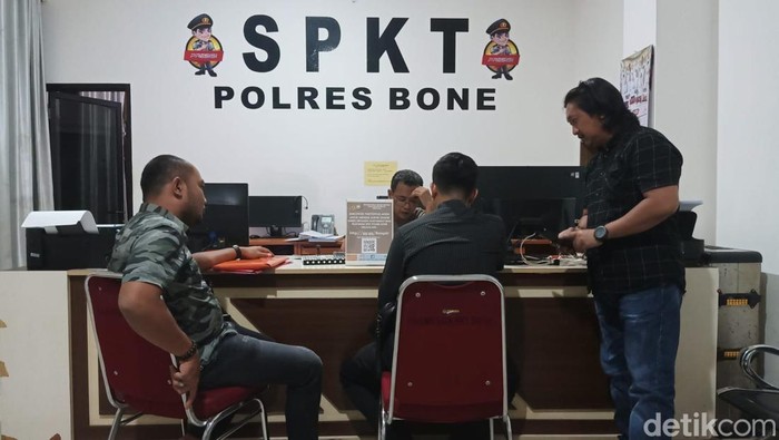 Kontraktor Makassar, dipolisikan di Bone oleh rekanan karena memberikan cek palsu senilai Rp 3 miliar.