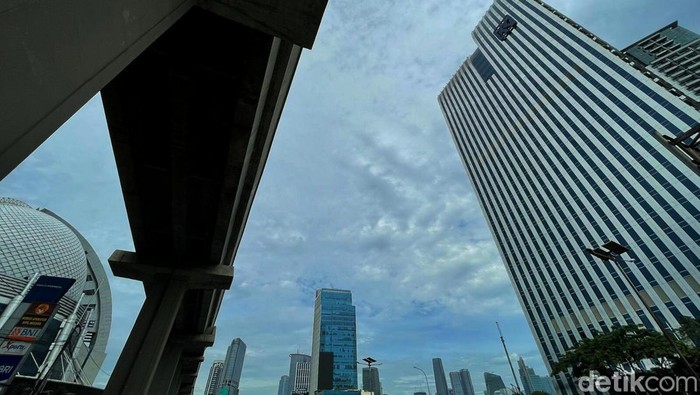 Kualitas udara Jakarta hari ini tidak sehat. Selain itu, BMKG juga memaparkan alasan dibalik buruknya kualitas udara di Jakarta. Berikut data selengkapnya.