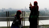 Berdasarkan angka tersebut, Jakarta berada di posisi keempat kota dengan kualitas udara terburuk di dunia, di bawah Santiago, Chile; Kuwait City, Kuwait; serta Dubai, UAE.