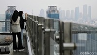 Kemudian, emisi dalam waktu tertentu terakumulasi dan menyebabkan peningkatan polutan di Jakarta. Pergerakan angin juga membuat polutan bergeser dari sumber emisi ke lokasi lain.