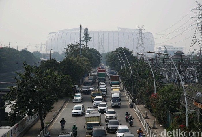 Kualitas udara Jakarta hari ini masuk dalam kategori tidak sehat. Kota Jakarta bahkan berada di posisi keempat kualitas udara terburuk di dunia.