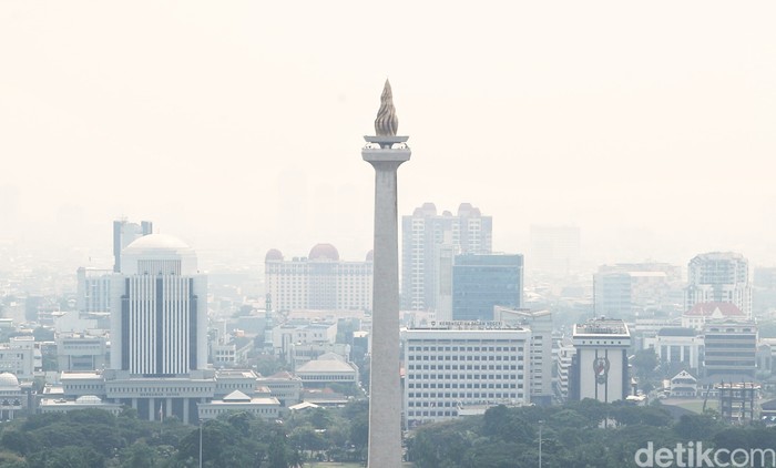 Kualitas udara Jakarta hari ini masuk dalam kategori tidak sehat. Kota Jakarta bahkan berada di posisi keempat kualitas udara terburuk di dunia.