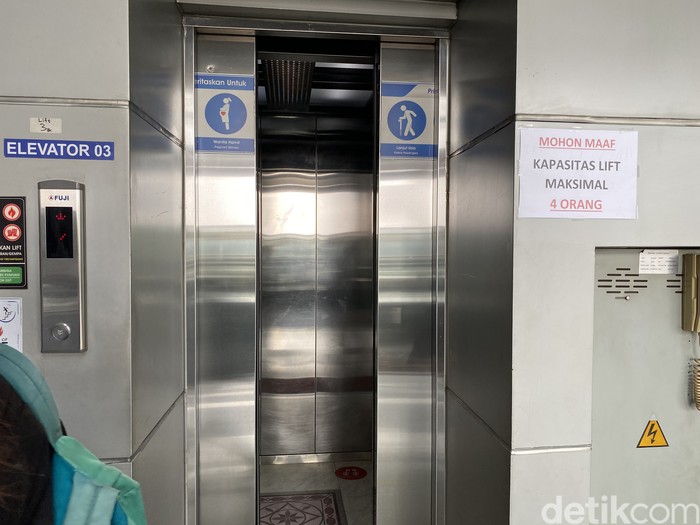 Lift Stasiun Cakung, Jakarta Timur, sudah selesai diperbaiki dan beroperasi kembali. (Annisa Rizky Fadhila/detikcom)