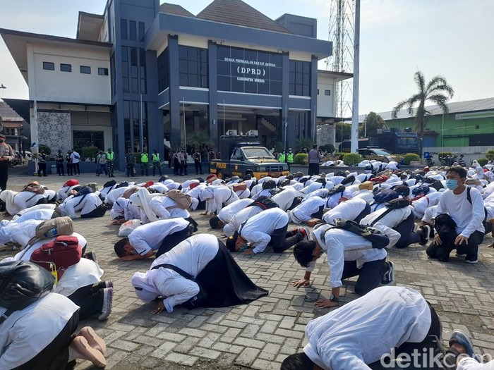 Massa honorer nakes gelar aksi sujud di halaman DPRD Brebes, Senin (20/6/2022).