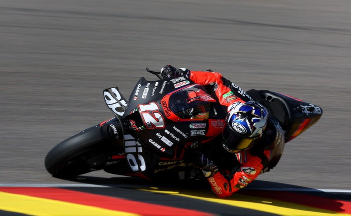 Maverick Vinales di MotoGP Jerman 2022 Aprilia Spanish rider Maverick Vinales steers his motorbike during the third free practice for the MotoGP German motorcycle Grand Prix at the Sachsenring racing circuit in Hohenstein-Ernstthal near Chemnitz, eastern Germany, on June 18, 2022. (Photo by Ronny Hartmann / AFP) (Photo by RONNY HARTMANN/AFP via Getty Images)