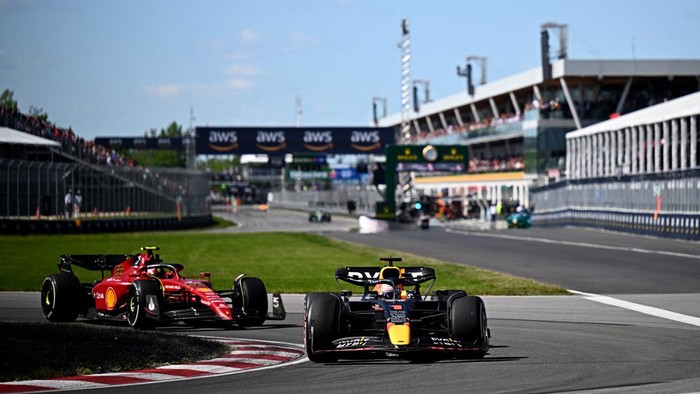 MONTREAL, QUEBEC - JUNE 19: Max Verstappen of the Netherlands driving the (1) Oracle Red Bull Racing RB18 leads Carlos Sainz of Spain driving (55) the Ferrari F1-75 during the F1 Grand Prix of Canada at Circuit Gilles Villeneuve on June 19, 2022 in Montreal, Quebec. (Photo by Clive Mason/Getty Images)