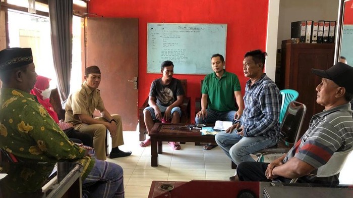 mediasi dengan keluarga korban dan keluarga pelaku menuntun motor di polsek dukun