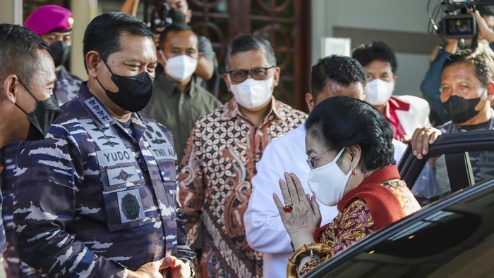 MEGAWATI RESMIKAN KRI BUNG KARNO Mantan presiden Megawati Soekarnoputri (kelima kiri) didamping Kepala Staf TNI AL Laksamana TNI Yudo Margona (kelima kanan) berfoto bersama usai menjadi pembicara dalam kegiatan Sarasehan Pembinaan Mental Ideologi di Jakarta, Selasa (20/6/2022). Dalam kegiatan tersebut Megawati dan TNI AL meresmikan pelabelan kapal korvet milik TNI AL dengan nama KRI Bung Karno-369. ANTARA FOTO/Reno Esnir/foc.