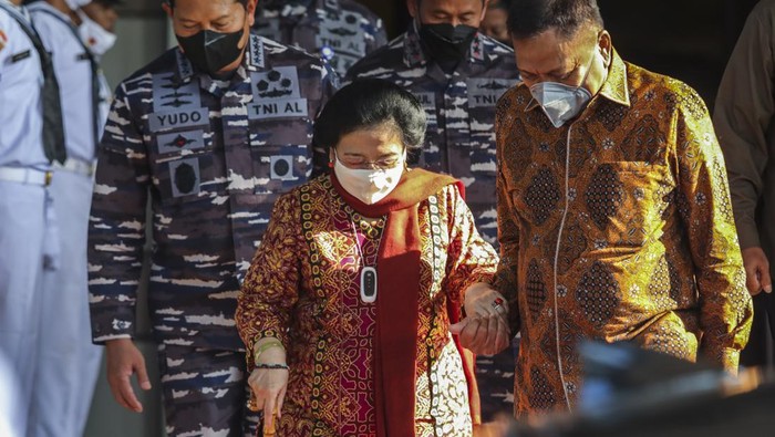 MEGAWATI RESMIKAN KRI BUNG KARNO Mantan presiden Megawati Soekarnoputri (kelima kiri) didamping Kepala Staf TNI AL Laksamana TNI Yudo Margona (kelima kanan) berfoto bersama usai menjadi pembicara dalam kegiatan Sarasehan Pembinaan Mental Ideologi di Jakarta, Selasa (20/6/2022). Dalam kegiatan tersebut Megawati dan TNI AL meresmikan pelabelan kapal korvet milik TNI AL dengan nama KRI Bung Karno-369. ANTARA FOTO/Reno Esnir/foc.