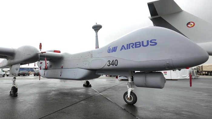 Melihat Persiapan Berlin Air Show A member of the staff works on an A400 M airplane during the ILA Berlin Air Show in Schoenefeld near Berlin, Germany, Monday, June 20, 2022. The Berlin Air Show takes place from June 22 until June 26, 2022 at the Berlin ExpoCenter Airport fairground close to the airport Berlin Brandenburg (BER). (AP Photo/Michael Sohn)
