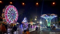 Warga ibu kota asyik menikmati cahaya warna-warni yang ada di pesta tahunan Pekan Raya Jakarta (PRJ) atau Jakarta Fair setelah vakum 2 tahun akibat pandemi.