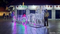 Banyak warga dan pengunjung yang menikmati dan mengabadikan foto di depan cahaya warna-warni yang dibuat dengan berbagai rupa.
