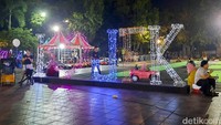 Ada juga yang asyik bersantai di pinggir gemerlap lampu warna-warni sambil menikmati makanan yang dijajakan disana.