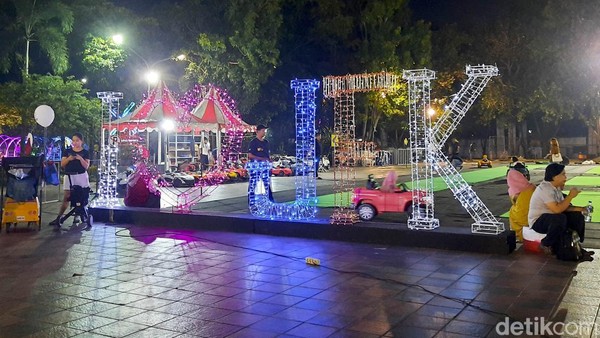Ada juga yang asyik bersantai di pinggir gemerlap lampu warna-warni sambil menikmati makanan yang dijajakan disana. Ada juga yang asyik bersantai di pinggir gemerlap lampu warna-warni sambil menikmati makanan yang dijajakan disana.