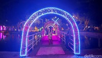 Harga tiket masuk PRJ dibagi menjadi dua kategori, tanpa konser dan dengan konser. Untuk kategori tanpa konser, penyelenggara membanderol harga Rp 30.000 khusus hari Senin, Rp 40.000 untuk Selasa sampai Kamis dan Rp 50.000 untuk Jumat sampai Minggu. PRJ buka setiap hari mulai pukul 15.30 WIB pada hari kerja dan tutup pada pukul 22.00 WIB, sementara untuk weekend buka mulai pukul 10.00 WIB dan tutup pada pukul 22.00 WIB.