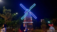 Eits... ada juga miiniatur kincir angin raksasa seperti di Belanda lho.
