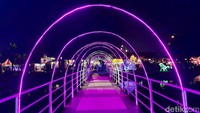 Tak sedikit yang sengaja datang dan melewati jembatan untuk sekadar berfoto di bawah siraman cahaya indah.