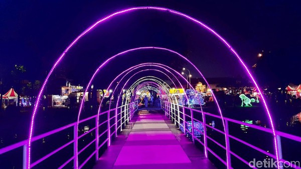 Tak sedikit yang sengaja datang dan melewati jembatan untuk sekadar berfoto di bawah siraman cahaya indah. Tak sedikit yang sengaja datang dan melewati jembatan untuk sekadar berfoto di bawah siraman cahaya indah.