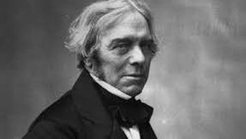 8. Michael Faraday adalah anak didik dari Sir Humphrey Davy. Dia memperbaiki temuan Davy dan juga membuat penemuan sendiri dalam bidang medan elektromagnet. Sayangnya, dia juga sial di mana matanya rusak karena ledakan di laboratorium. Tak hanya itu, Faraday juga keracunan bahan-bahan kimia. Foto: Britannica