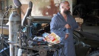 Volodymyr Tarkhov bersama sejumlah mekanik memodifikasi mobil reli menjadi kendaraan perang untuk prajurit Ukraina.