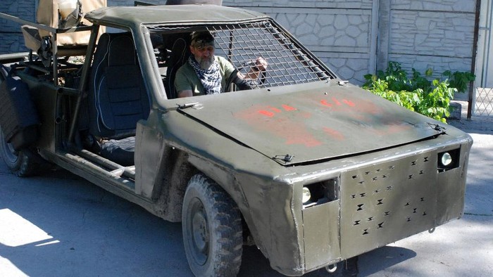 Invasi Rusia ke Ukraina masih berlangsung. Di tengah invasi itu, sejumlah mekanik di Zaporizhzhia sedang bekerja keras 'menyulap' mobil reli menjadi kendaraan tempur untuk Ukraina.