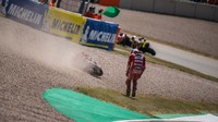 Francesco Bagnaia, rider Ducati jatuh di lap ketiga padahal memulai balapan dari pole (Getty Images)