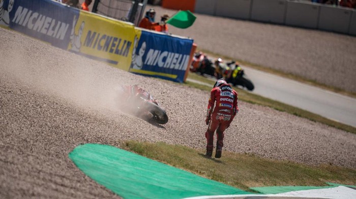 Momen Apes Bagnaia, Lebih Sering Jatuh Dari Pada Menang HOHENSTEIN-ERNSTTHAL, GERMANY - JUNE 19: Francesco Bagnaia of Italy and Ducati Lenovo Team after his crash at turn one during the race of the MotoGP Liqui Moly Motorrad Grand Prix Deutschland at Sachsenring Circuit on June 19, 2022 in Hohenstein-Ernstthal, Germany. (Photo by Steve Wobser/Getty Images)