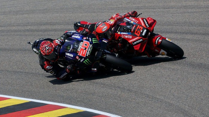 Monster Energy Yamahas French rider Fabio Quartararo (L) and Ducati Lenovo Team Italian rider Francesco Bagnaia compete during the German MotoGP Grand Prix at the Sachsenring racing circuit in Hohenstein-Ernstthal near Chemnitz, eastern Germany, on June 19, 2022. (Photo by Ronny Hartmann / AFP) (Photo by RONNY HARTMANN/AFP via Getty Images)