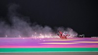 Francesco Bagnaia bertabrakan dengan Jorge Martin dari Spanyol dan Pramac Racing saat MotoGP Qatar di Sirkuit Losail (6/3) di Doha, Qatar. Getty Images/Steve Wobser