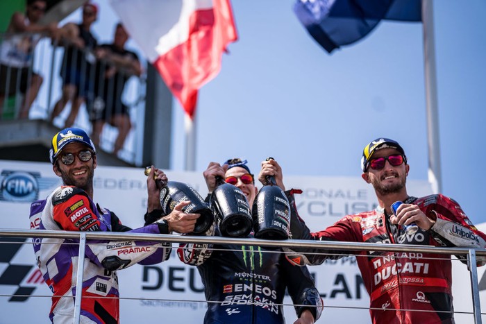 MotoGP Jerman 2022 HOHENSTEIN-ERNSTTHAL, GERMANY - JUNE 19: MotoGP race start during the race of the MotoGP Liqui Moly Motorrad Grand Prix Deutschland at Sachsenring Circuit on June 19, 2022 in Hohenstein-Ernstthal, Germany. (Photo by Steve Wobser/Getty Images)