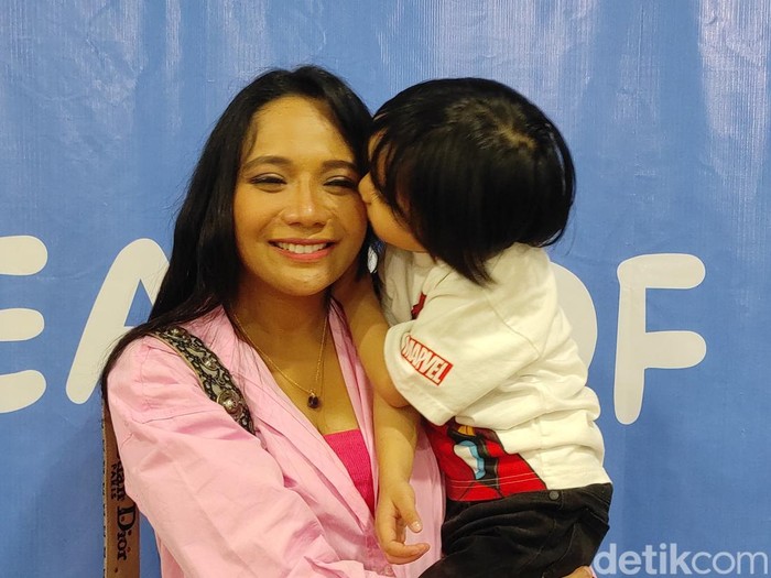 Niar Prianita sedang mengandung anak kedua.