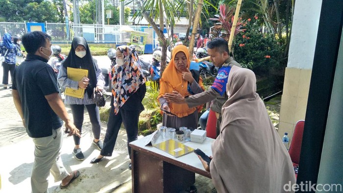 Orang tua calon siswa mendatangani kantor Disdik Makassar mengeluhkan PPDB Makassar hari pertama.