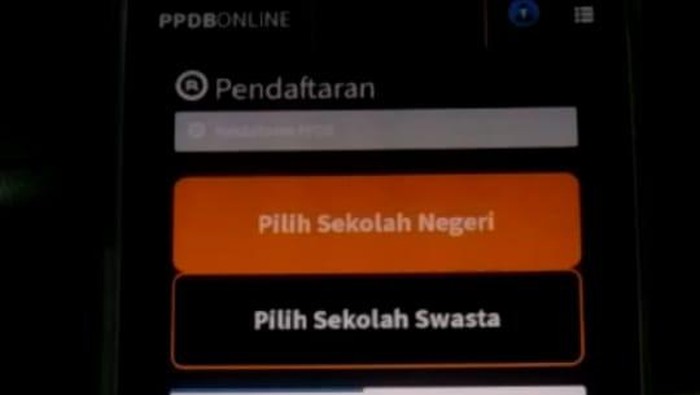 Ortu calon siswa mengeluhkan tanda bukti cetak pendaftaran tak tampil di aplikasi.