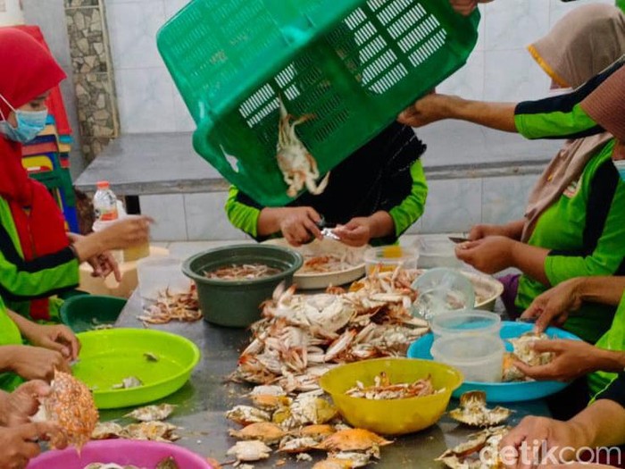 Pabrik rajungan di Lamongan