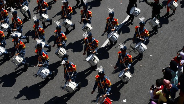 Parade drumband digelar dalam rangka peringatan Hari Jadi ke-104 Kota Madiun. Kegiatan itu diikuti 16 grup drumband tingkat SD hingga perguruan tinggi.
