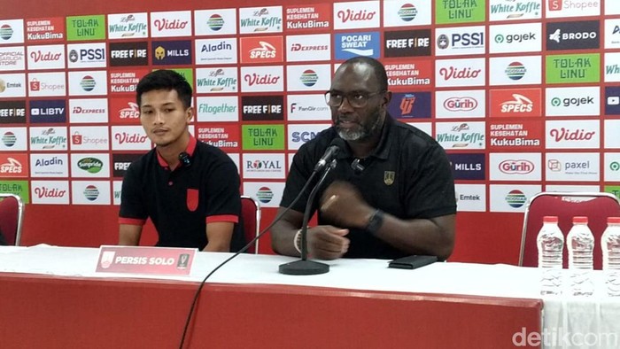 Pelatih Persis Solo, Jacksen F Tiago, saat konferensi pers di Stadion Manahan Solo, Senin (20/6/2022).