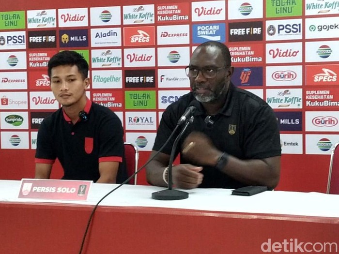 Pelatih Persis Solo, Jacksen F Tiago, saat konferensi pers di Stadion Manahan Solo, Senin (20/6/2022).
