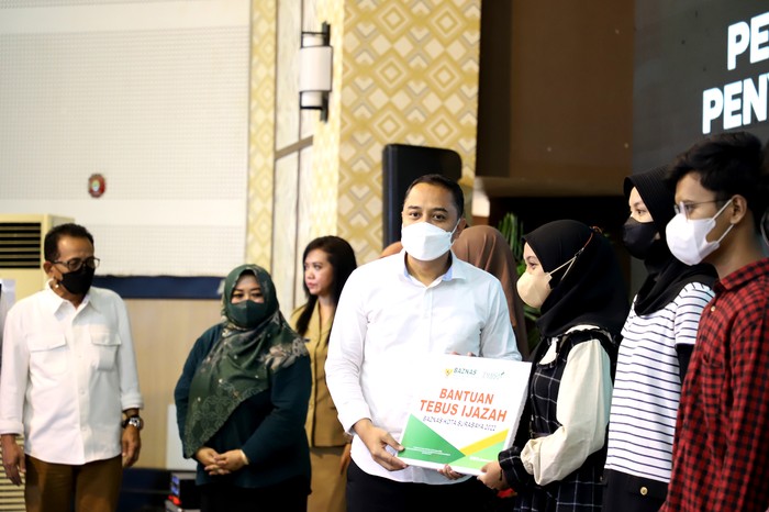 Pemkot Surabaya-Baznas Tebus 729 Ijazah Pelajar Senilai Rp 1,7 Miliar