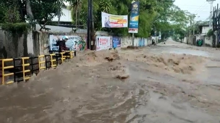 Pemotor terjebak banjir di Cimahi