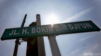 Papan nama Jalan H Bokir bin Djiun terpasang dari simpang Jalan Raya Bogor atau pertigaan Hek sampai persimpangan lampu merah Tamini Square. Benhard menjelaskan Jalan Haji Darip dimulai dari titik awal Jalan Raya Bekasi hingga simpang Jalan Jenderal Ahmad Yani.