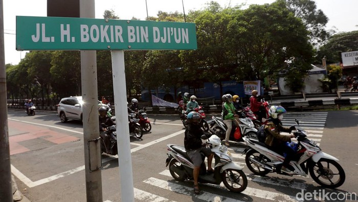 Jalan Mpok Nori dan Jalan H. Bokir bin Djiun menghiasi sejumlah ruas jalan di kawasan Jakarta Timur. Seperti apa penampakannya? Lihat yuk fotonya.
