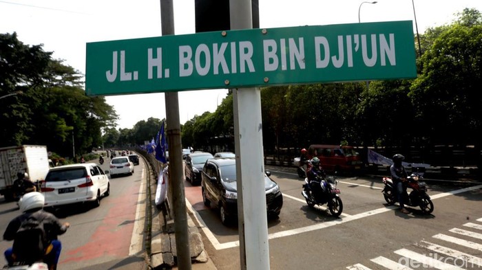 Jalan Mpok Nori dan Jalan H. Bokir bin Djiun menghiasi sejumlah ruas jalan di kawasan Jakarta Timur. Seperti apa penampakannya? Lihat yuk fotonya.