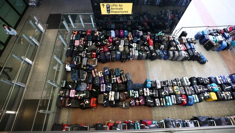 Penampakan Lautan Koper di Bandara Heathrow Inggris Ratusan koper menumpuk di Terminal 2 Bandara Heathrow Inggris, London. Hal itu dilaporkan terjadi akibat permasalahan pada sistem bagasi. Ini penampakannya.