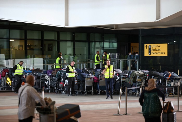 Ratusan koper menumpuk di Terminal 2 Bandara Heathrow Inggris, London. Hal itu dilaporkan terjadi akibat permasalahan pada sistem bagasi. Ini penampakannya.