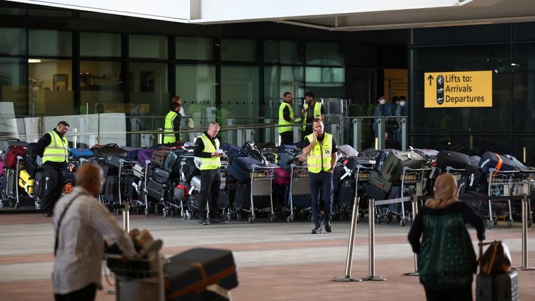 Ratusan koper menumpuk di Terminal 2 Bandara Heathrow Inggris, London. Hal itu dilaporkan terjadi akibat permasalahan pada sistem bagasi. Ini penampakannya.