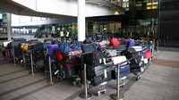  Dilaporkan, permasalahan pada sistem bagasi ini mulai terjadi pada Jumat (17/6) lalu. Kesalahan teknis pada sistem bagasi menyebabkan ratusan koper menumpuk di Terminal 2 Bandara Heathrow Inggris.  