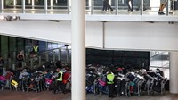 Laporan lain menyebutkan ratusan penumpang menunggu hingga tiga jam untuk mengambil bagasi pada akhir pekan kemarin akibat gangguan tersebut.  