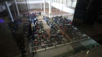 Penampakan ratusan bagasi yang menumpuk di Terminal 2 Bandara Heathrow Inggris usai bandara itu menyampaikan mengalami permasalahan pada sistem bagasi mereka.  