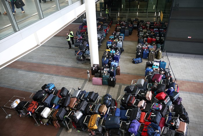 Ratusan koper menumpuk di Terminal 2 Bandara Heathrow Inggris, London. Hal itu dilaporkan terjadi akibat permasalahan pada sistem bagasi. Ini penampakannya.